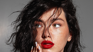 Este truque prático e barato vai acabar com a oleosidade do seu rosto imediatamente com pouco esforço