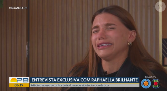 Raphaella Brilhante chorou muito durante a entrevista e lamentou a violência, bem como a forma com que o cantor se mostrou possessivo e ciumento