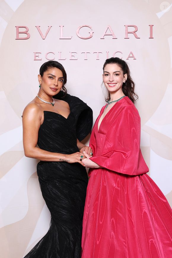 Mas se o vestido já impressionava, foi o colar que realmente parou tudo. Anne Hathaway, ao lado de Priyanka Chopra, escolheu o deslumbrante 'Secret Garden Necklace', peça da nova coleção de alta joalheria Eclettica, da Bvlgari