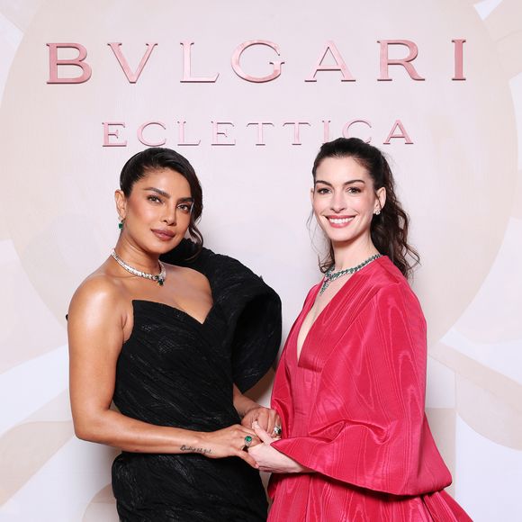 Mas se o vestido já impressionava, foi o colar que realmente parou tudo. Anne Hathaway, ao lado de Priyanka Chopra, escolheu o deslumbrante 'Secret Garden Necklace', peça da nova coleção de alta joalheria Eclettica, da Bvlgari