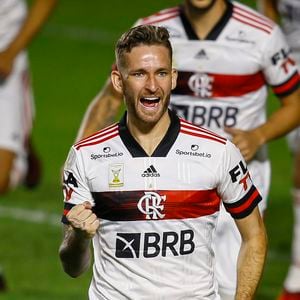 Léo Pereira estreou no Flamengo em 2020, há 5 anos, e com uma aparência ainda bastante diferente