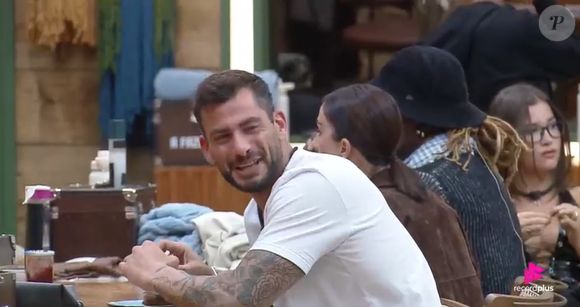 'A Fazenda 17': Nizam ironizou Fernando Sampaio. 'Uma piada'