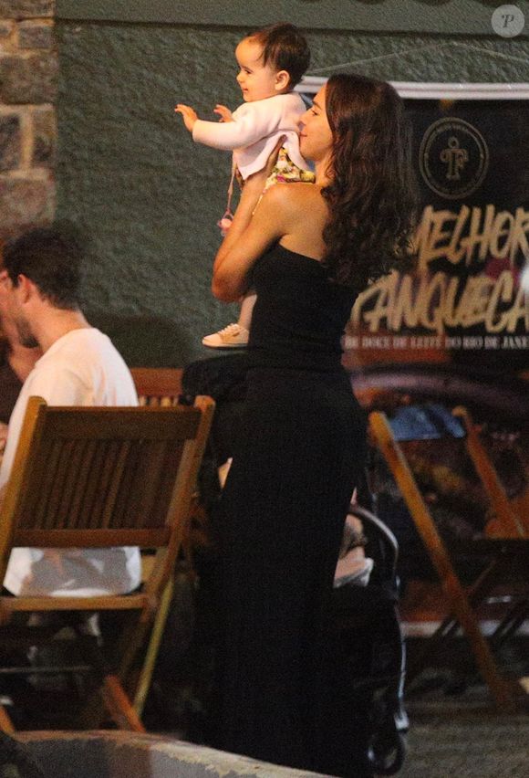 Bruna Marquezine mostrou que tem jeito com crianças