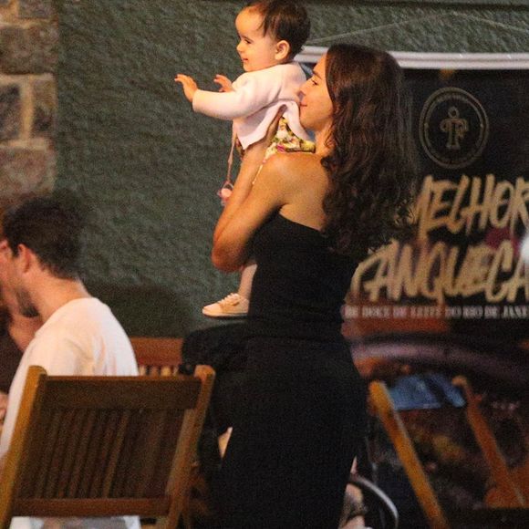 Bruna Marquezine mostrou que tem jeito com crianças