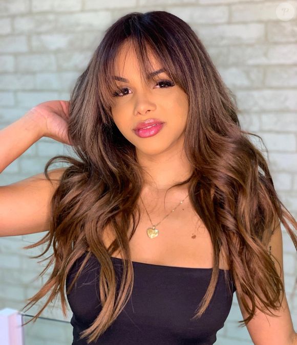 Gabily, de 'A Fazenda 17', deixou o ruivo pouco tempo depois e voltou a exibir os cabelos castanho, mas desta vez com franja reta