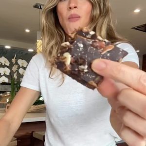 Por fim, basta levar o preparo à geladeira por 20 minutos e se deliciar com um doce sem açúcar e que cabe na dieta