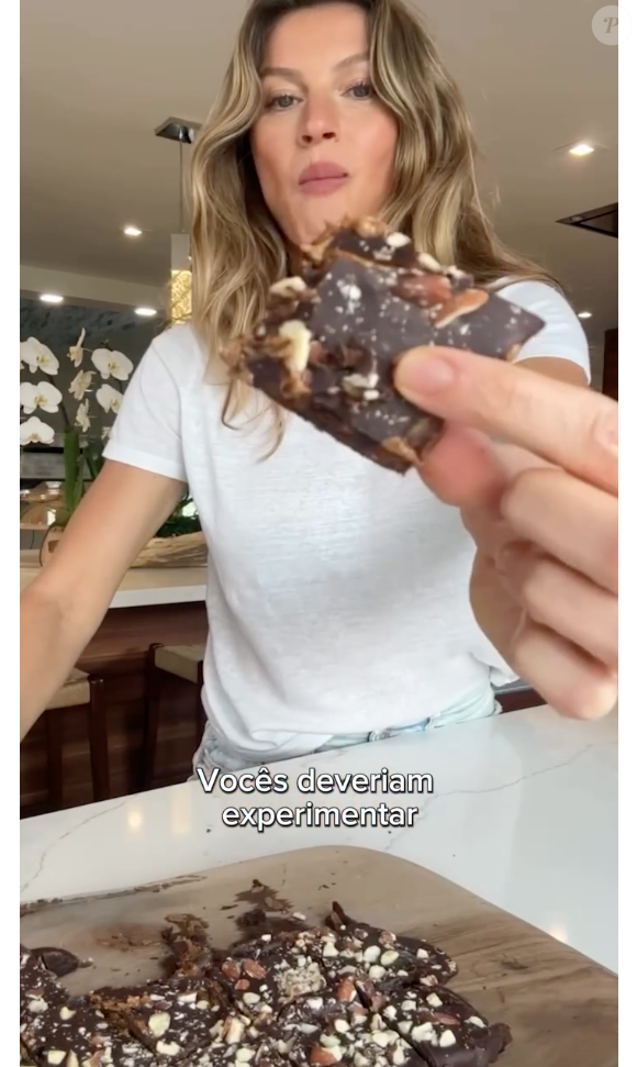 Por fim, basta levar o preparo à geladeira por 20 minutos e se deliciar com um doce sem açúcar e que cabe na dieta