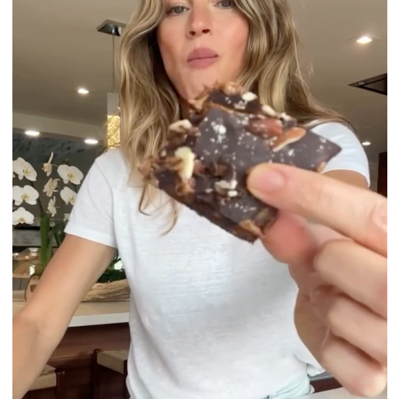 Por fim, basta levar o preparo à geladeira por 20 minutos e se deliciar com um doce sem açúcar e que cabe na dieta