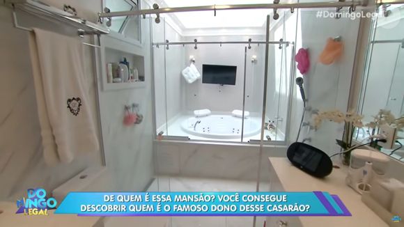 Casa do sertanejo Marcos, dupla de Belutti, conta com TV no banheiro junto à banheira