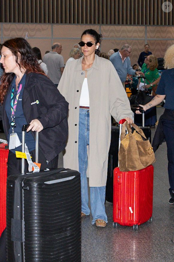Bruna Marquezine troca tênis por sapatilha caramelo e redefine o aerolook com elegância e conforto