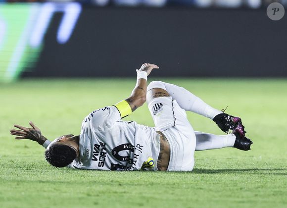 Neymar, o camisa do Santos está se recuperando de uma lesão na coxa esquerda, ocorrida na partida do Santos x Atlético-MG, no último dia 16 de abril.