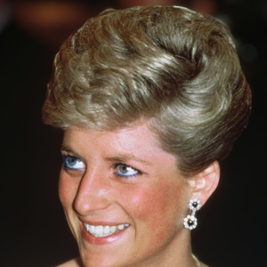 Antes de Camilla, Charles III foi casado com a Princesa Diana, que morreu em um acidente trágico em 1997