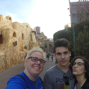 Juliana Aragão mostrou foto com Livian e Nicolas Prattes em viagem para Orlando há 10 anos