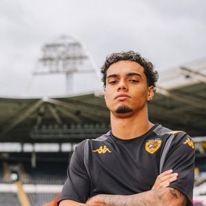 Atacante do Hull City, João Mendes revela conselho da família para ignorar críticas e focar na felicidade no futebol. Declaração foi concedida à BBC e repercute entre fãs do esporte