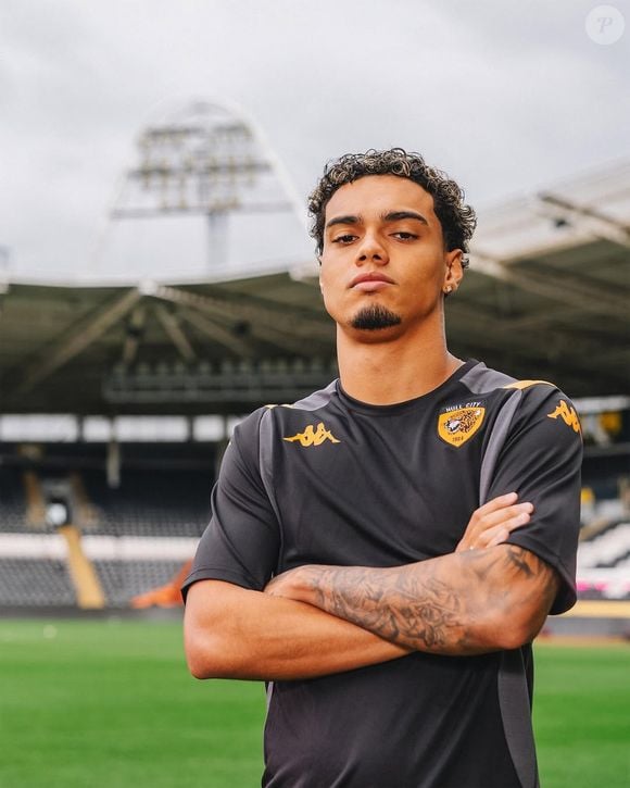 Atacante do Hull City, João Mendes revela conselho da família para ignorar críticas e focar na felicidade no futebol. Declaração foi concedida à BBC e repercute entre fãs do esporte