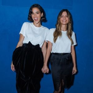 As irmãs Bruna e Luana Marquezine combinam camiseta branca e mostram como uma mesma peça pode ganhar interpretações diferentes no mundo da moda