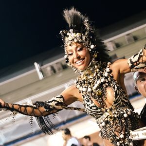 Sabrina Sato mostrou samba no pé à frente da bateria