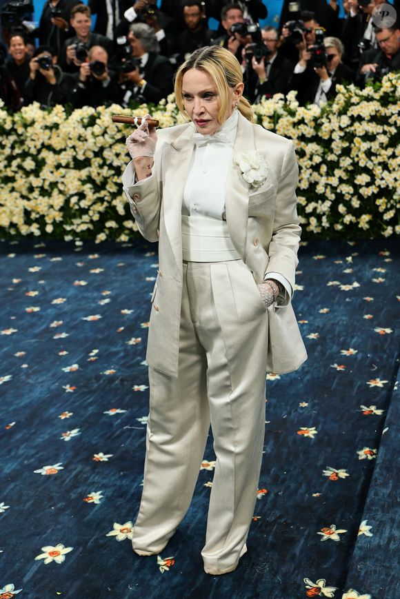 De volta ao Met Gala: Madonna surpreende com alfaiataria impecável e visual arrojado, fiel ao seu estilo ousado e irreverente