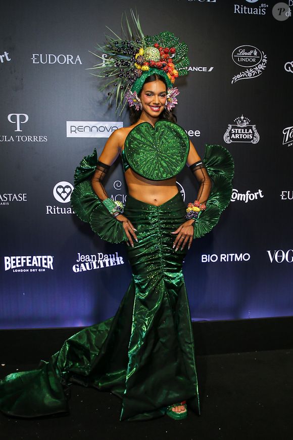 Baile da Vogue 2026: ex-BBB Alane Dias escolheu um look verde com a representação da vitória-régia, além do guaraná e açaí