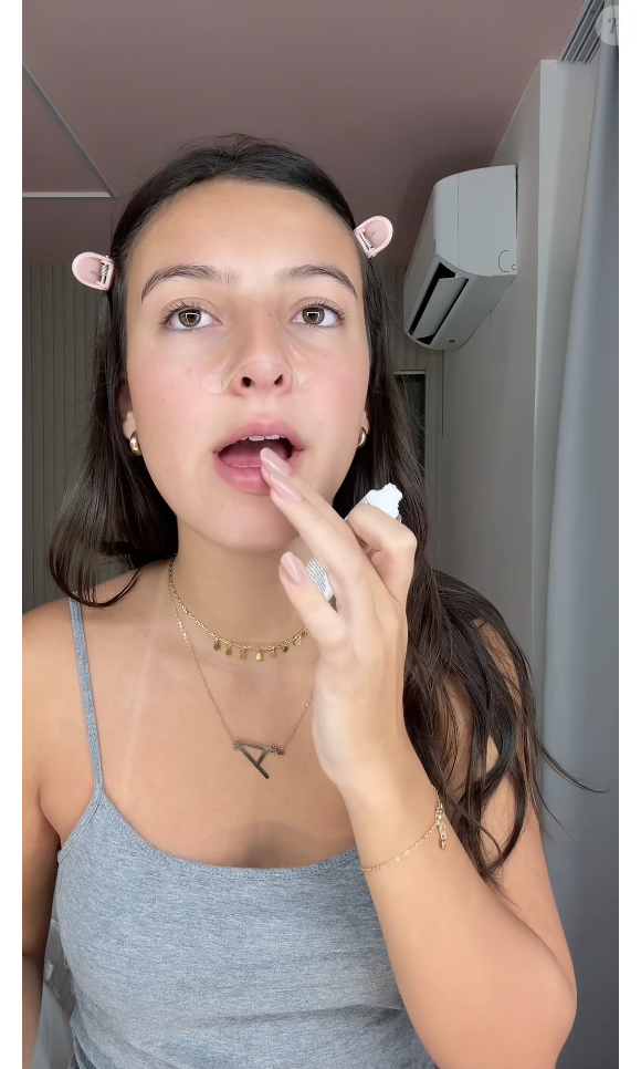 Por fim, Antonela Braga passa uma pomada labial Aquaphor da Eucerin para lábios secos e rachados