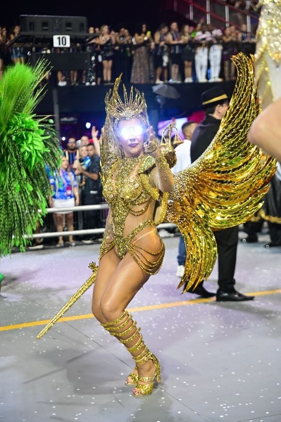 Carnaval 2025 com LED: fantasia de Muriel Quixaba, Rainha da Tatuapé, também chamou atenção pela luz