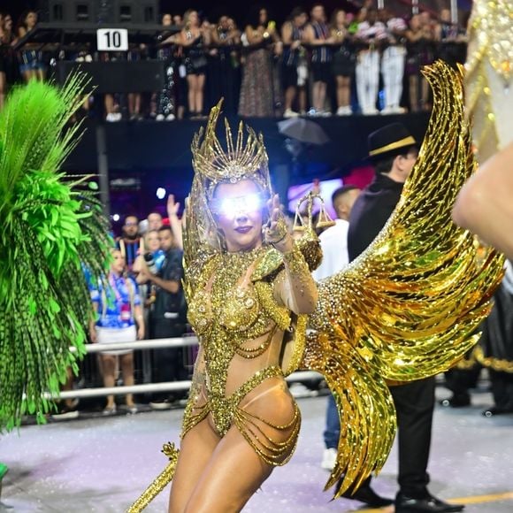 Carnaval 2025 com LED: fantasia de Muriel Quixaba, Rainha da Tatuapé, também chamou atenção pela luz