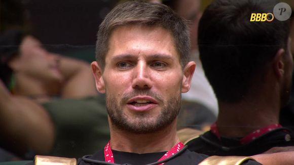 Jonas se surpreende ao perceber presença de Breno e tenta contornar situação após momento constrangedor no reality