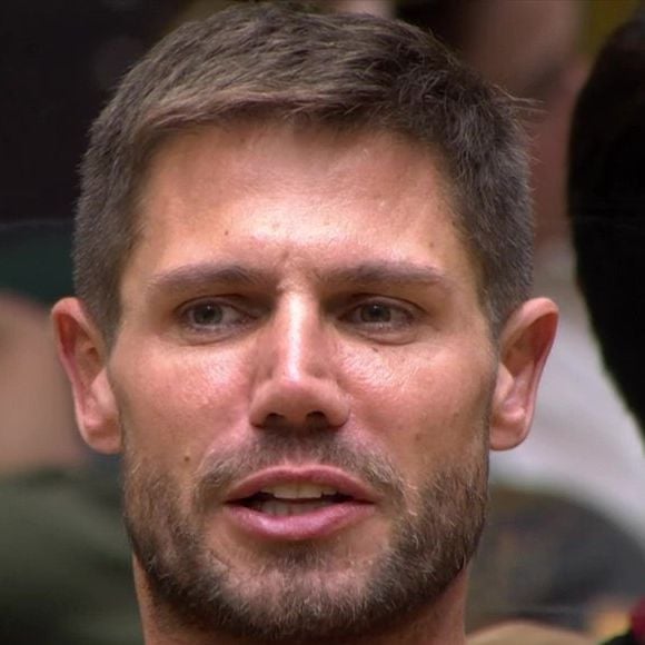 Jonas se surpreende ao perceber presença de Breno e tenta contornar situação após momento constrangedor no reality