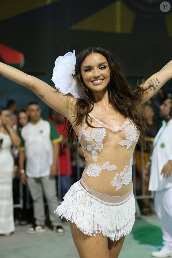 Rafa Kalimann se envolveu em polêmica após ser acusada de não cantar a palavra 'Exu' presente no samba-enredo da escola - atriz afirmou ser vítima de ofensas