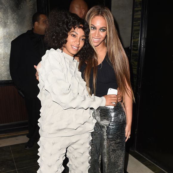 Ela também incluiu a reação de Solange Knowles, escrevendo que sua filha disse: "Mãe, nós vamos cuidar disso". Em uma outra entrevista, Tina disse que suas filhas riram com ela antes da cirurgia, mostrando a tendência viral  "muito recatada" do TikTok da criadora Jools LeBron.