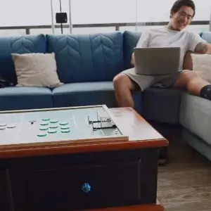 Whindersson Nunes tem sala de estar toda envidraçada