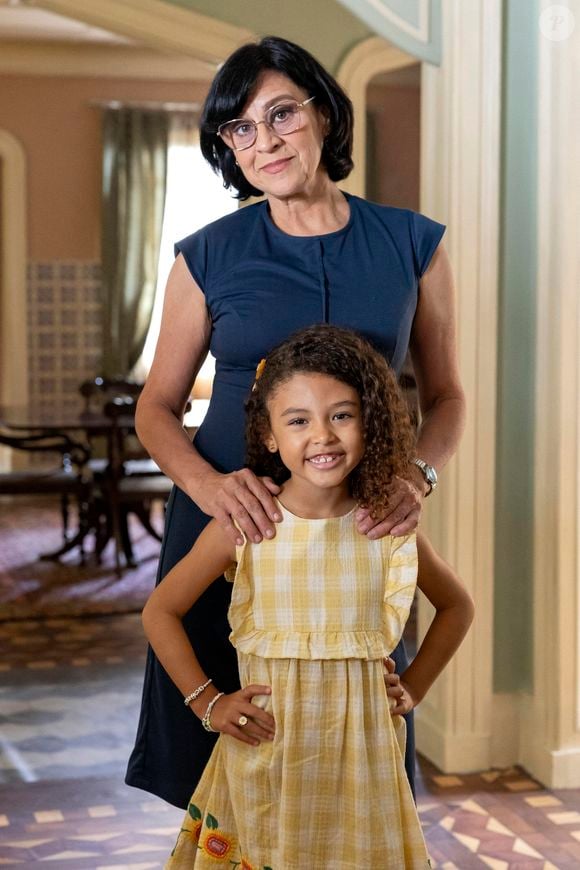 Denise (Cris Larin) e Sofia (Elis Cabral) na novela Dona de Mim