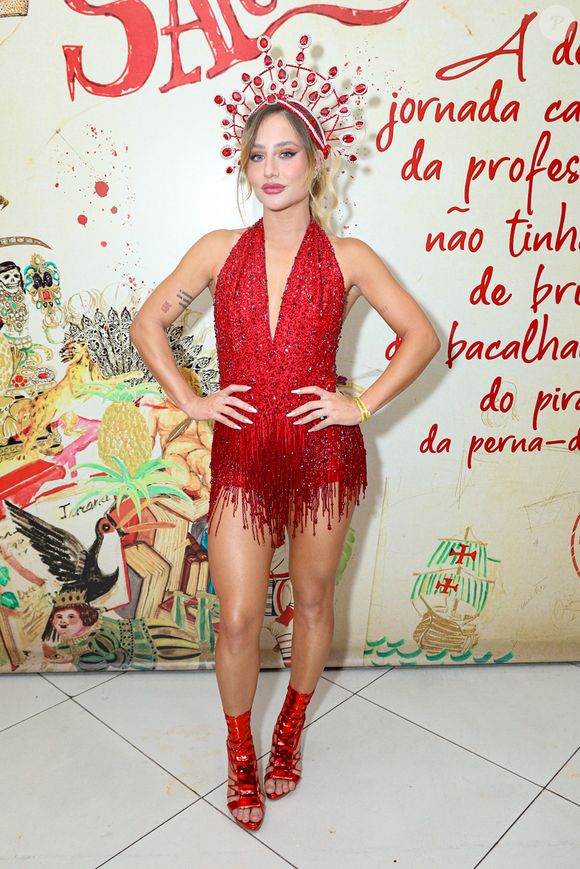 Vestido vermelho foi a escolha de Bruna Griphao para a noite que definiu o samba-enredo do Salgueiro para o carnaval 2026, uma homenagem à carnavalesca Rosa Magalhães