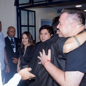 Sandy surge ao lado de Junior Lima e dos pais, Xororó e Noely Lima, em evento em São Paulo