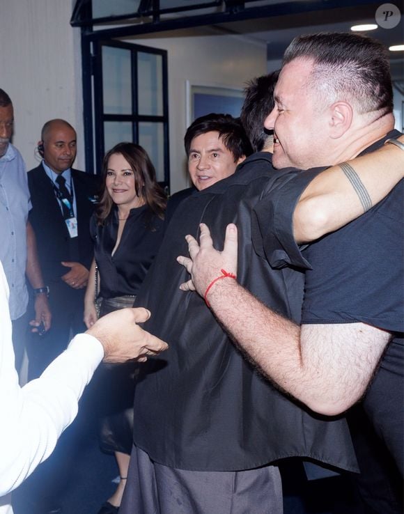 Sandy surge ao lado de Junior Lima e dos pais, Xororó e Noely Lima, em evento em São Paulo