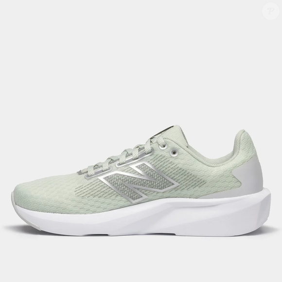 Por R$ 279,99, o New Balance 413 V3 Feminino surge como uma opção para quem procura um tênis leve, confortável e versátil para caminhadas e atividades da rotina