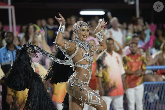 Andressa Marinho, da Unidos de Padre Miguel, representou guerreira em desfile na Sapucaí: 'Força e resistência'
