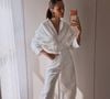 Adepta de looks neutros e sofisticados, Bruna Biancardi inspira combinações em que o New Balance 500V2 dourado se destaca ao lado de peças em off white e modelagens elegantes
