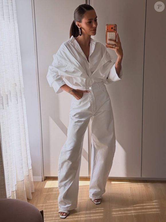 Adepta de looks neutros e sofisticados, Bruna Biancardi inspira combinações em que o New Balance 500V2 dourado se destaca ao lado de peças em off white e modelagens elegantes