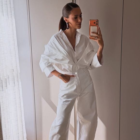 Adepta de looks neutros e sofisticados, Bruna Biancardi inspira combinações em que o New Balance 500V2 dourado se destaca ao lado de peças em off white e modelagens elegantes