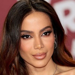 "Eu não sei nenhum livro sobre homens que não ensinem a faturar na empresa, fazer seus milhões, ser um líder de sucesso. Está escasso o mercado, e não é de livros o mercado", disse Anitta