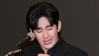 PÉSSIMA notícia para Kim Soo-hyun: Disney+ toma nova atitude com o dorama 'Knock Off' após polêmicas e ator pode ter que pagar multa absurda