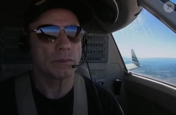 Ator é piloto licenciado, mantém aeronaves próprias e mora em condomínio com pista ligada diretamente à residência na Flórida