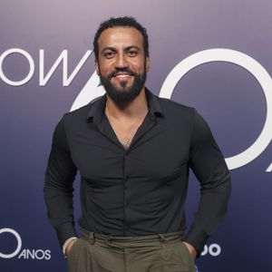 Por já ter ficha na polícia, Olavo trocou a sua identidade - o seu nome verdadeiro é Ernesto; essa informação virá à tona em breve no remake de 'Vale Tudo'.