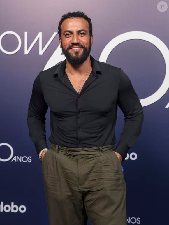 Por já ter ficha na polícia, Olavo trocou a sua identidade - o seu nome verdadeiro é Ernesto; essa informação virá à tona em breve no remake de 'Vale Tudo'.