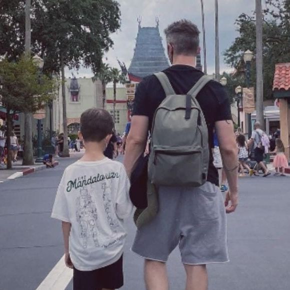 Sandy e Lucas Lima escolheram não mostrar o rosto do filho, mas não deixam de dividir alguns momentos especiais com o público