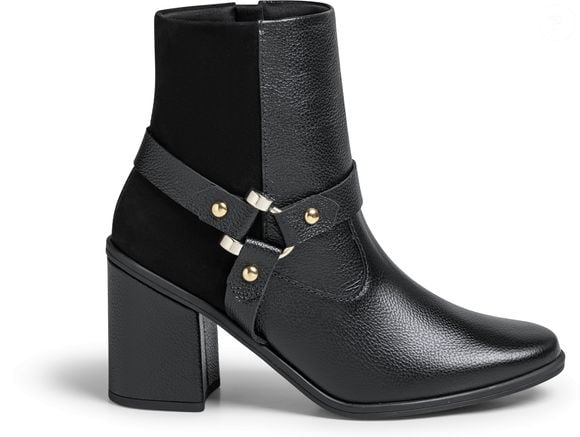 Entre os destaques da coleção está a 'Bota Couro Preta Tira Bico Quadrado', apresentada como opção ideal para mães clássicas. O modelo traz acabamento em couro, detalhe de tira e bico quadrado, uma tendência que continua forte entre os calçados elegantes, com preço de R$ 549,99