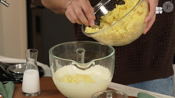 Em seguida, incorpore o cuscuz e mexa bem, adicionando a segunda parte de ingredientes em seguida