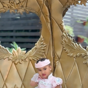 Para a festa, Mavie se vestiu de rosa no estilo de princesa, e ainda usou uma coroa com a letra M