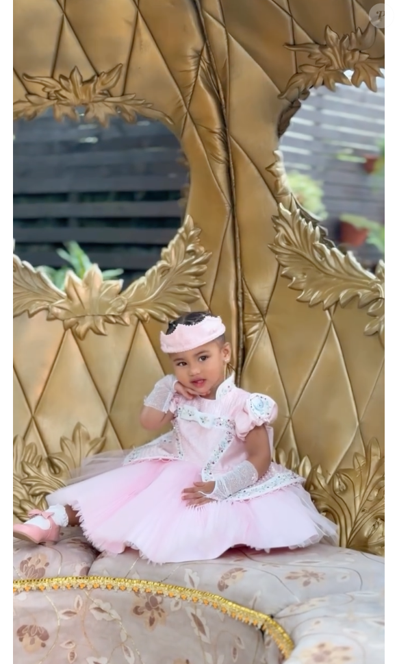 Para a festa, Mavie se vestiu de rosa no estilo de princesa, e ainda usou uma coroa com a letra M